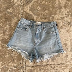 ABERCROMBIE 90s HIGH RISE SHORTS - SIZE 6